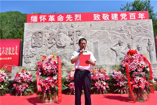 洪亮铿锵的声音在纪念丰碑上空久久回荡