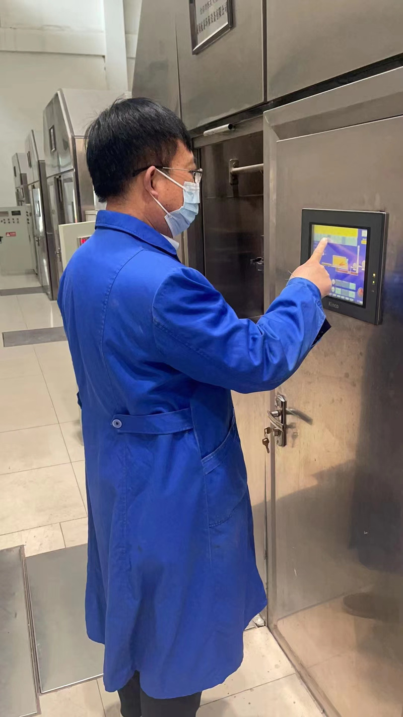 王亮工作中