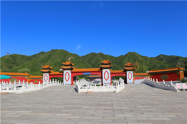 天寿陵园大门