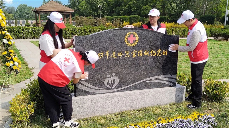 擦拭墓碑
