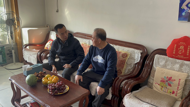 向老同志们送去节日的祝福