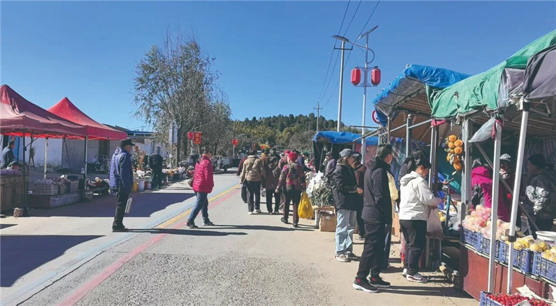 浩然文化旅游街、农家土特产热闹购买中