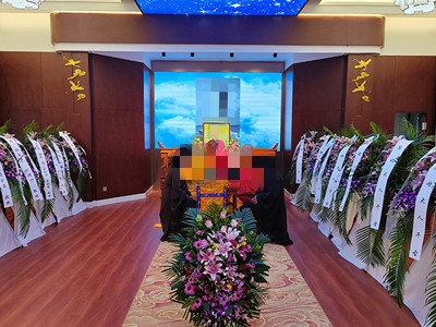 为虔诚礼佛的老太太举办一场庄重的追思会