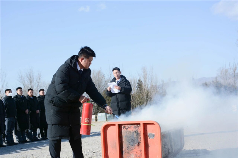 灭火器使用方法演示 灭火器使用方法演示