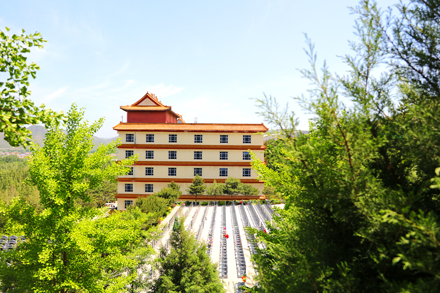 灵山宝塔陵园一角