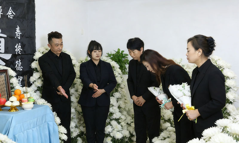 白事顾问在家庭灵堂引导家属祭拜