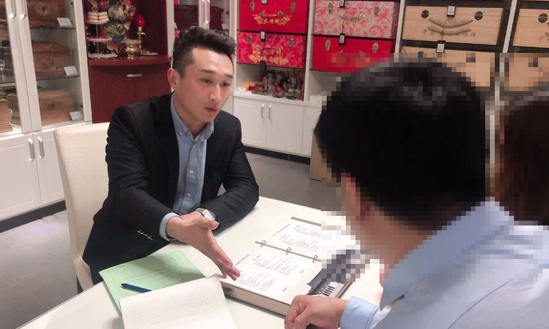 实体店为客户介绍服务