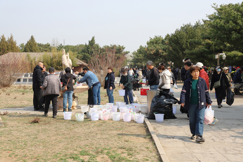 陵园免费提供水桶