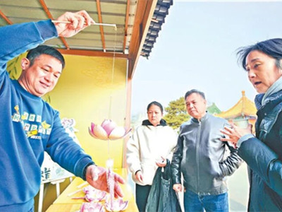 北京西山福田公墓在清明假期推出风筝、香囊、荷花灯制作等非遗展示活动