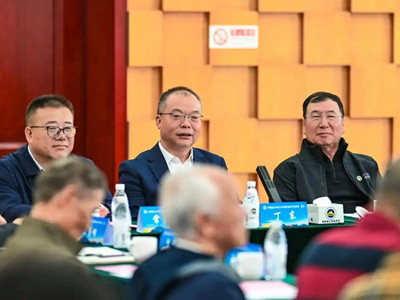 北京万佛华侨陵园举行缅怀活动,纪念中国登山队建队70周年