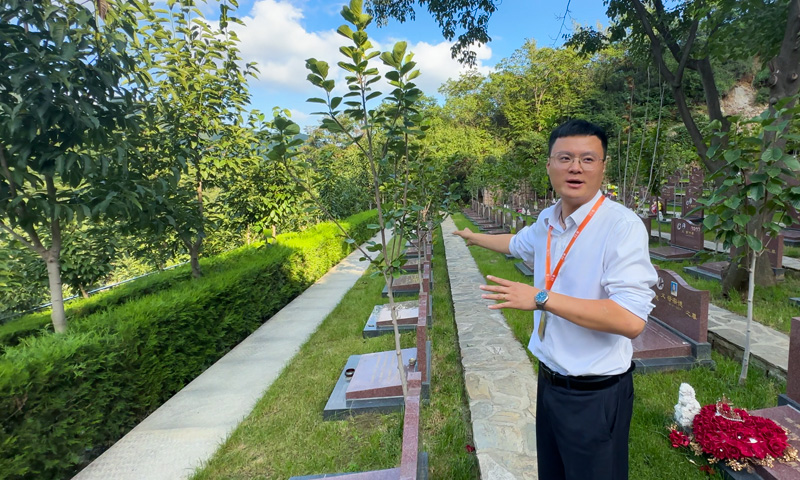 九公山长城纪念林选墓顾问向家属介绍墓园细节
