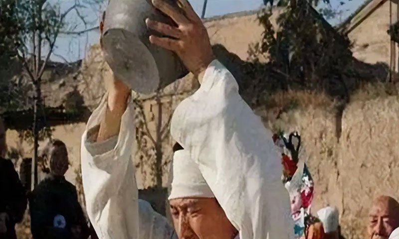 摔盆，是告别也是牵挂
