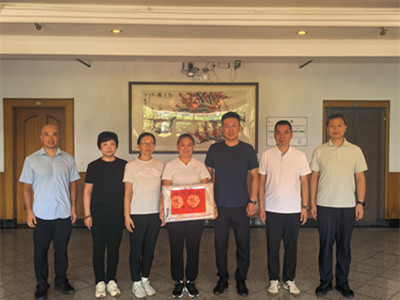 北京市潮白陵园召开退休职工欢送会