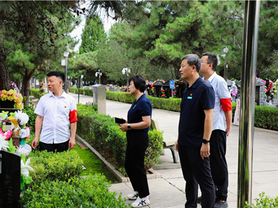 北京市潮白陵园开展中元节主题党日活动,党员志愿服务护航平安文明祭扫