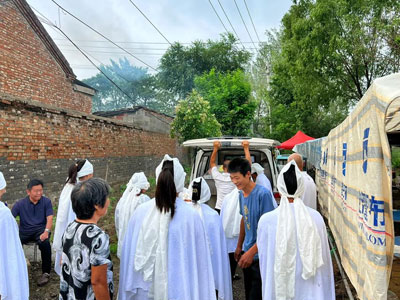 送葬为何“不走回头路”？不是迷信，是留给生者最温柔的告别仪式